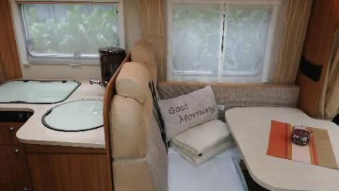 Wohnmobil Teilintegriert mit Einzelbetten und Hubbett  – Sunlight T68