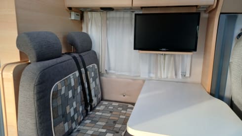  Beautiful compact Knaus camper with garage and large transverse bed!