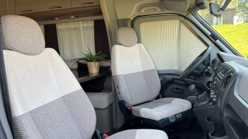 Fully and very luxuriously equipped 2 persons (max 3) Adria Matrix Suprème