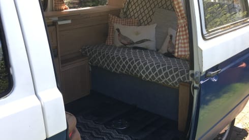 Blue – Volkswagen Wohnmobil mit 4 Schlafplätzen aus dem Jahr 1986