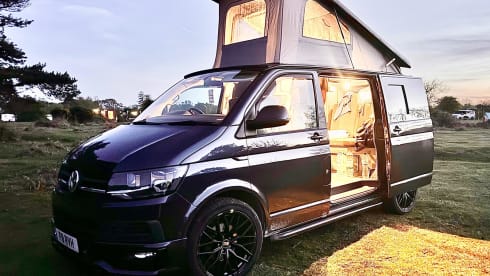 Betty – VW Campervan 4 Berth - Great looking van, cosy living space