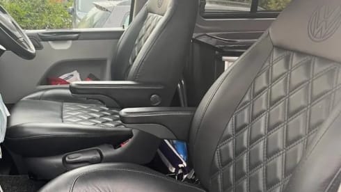 Eddie – 4 berth Volkswagen Campervan T5 Pop top