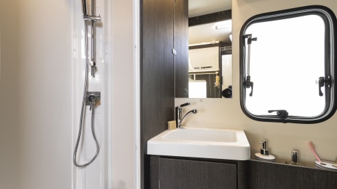 Luca – Luca – Motorhome – Sleeps 6 – Travels 6