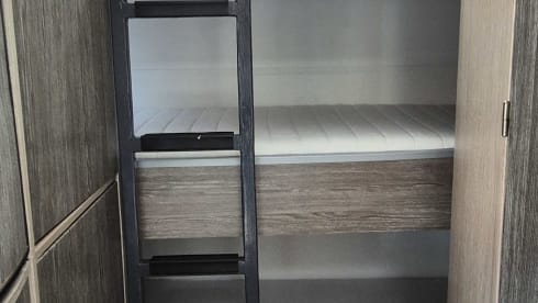 Family camper with 3-person bunk bed (6 persons)