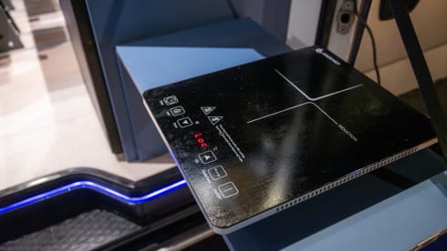 NIEUW Buscamper – 5p off-grid, 160pk, automaat, 2x2p lengte bedden 😴 🌞