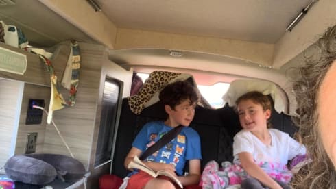 Jiggleypuff – Nissan campervan uit 2007 met 3 slaapplaatsen (klein gezin).