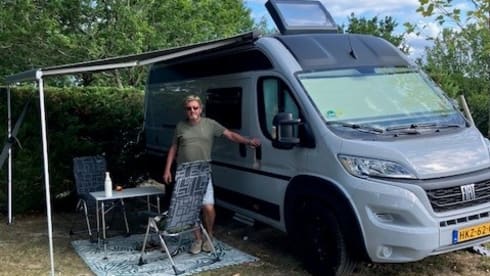 Fiat Ducato 2022 robuste avec benne longitudinale, autonome en énergie.