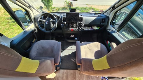 Pössl Roadcruiser Revolution automatic family van
