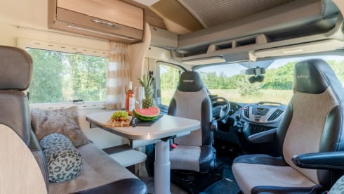 Challenger! – Ruime, moderne en luxe camper met 4 vaste slaapplekken - XL garage