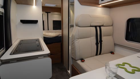 Black Beauty – Luxury Pilote bus camper for 2 persons