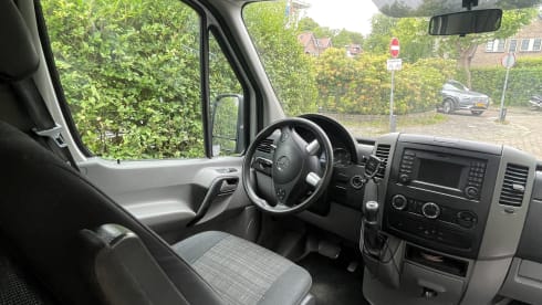 Beautifully spacious 2-4 person Bus camper Sprinter 2015