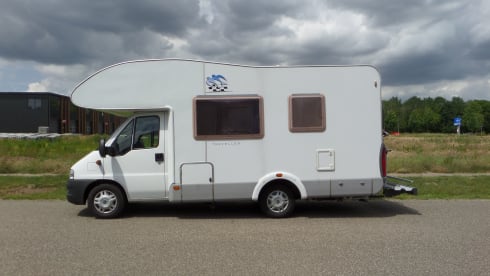Compact family camper with bunk bed