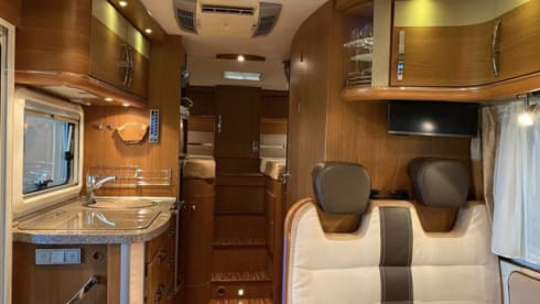 4p Hymer B 674 SL integrated from 2009 including length beds and fold-down bed