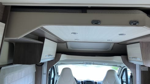 Burstner Lxeo 750 – Spacious, luxurious 4-person camper with pull-down bed, complete kitchen and bathroom