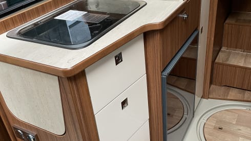 Bus camper Globecar 600L with length beds, for 2 people. Dog allowed.