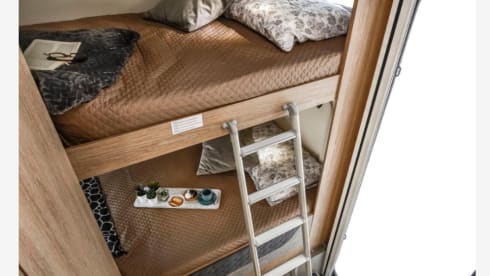 2025 Roller Team 707 Auto  – 5 sleeper/5 belts. Auto, bunks, large lounge  