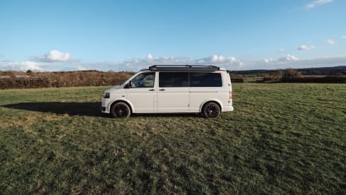 Amari – Escape the ordinary in our cosy, country cottage on wheels!