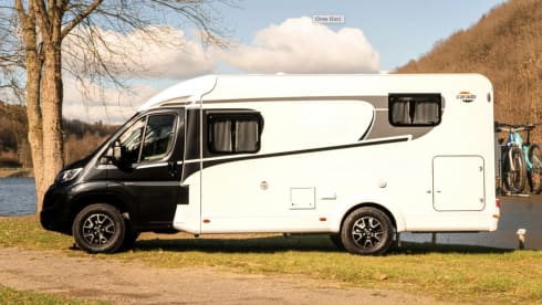 Carado V337 camper van (e-bike lift / trailer hitch)