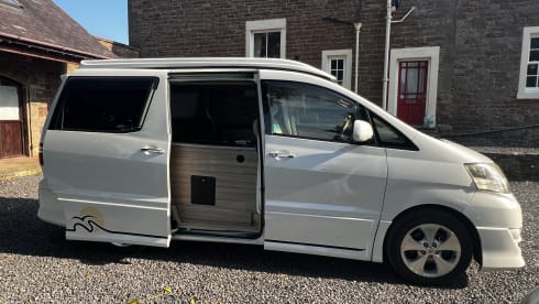 The Borderless Reiver – 3 (+ 1 small child) berth Toyota campervan from 2007