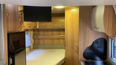 Luxurious, spacious and fully furnished 4 pers. motorhome.