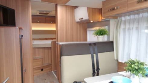 W2 – Nice 4 person camper from 2018!