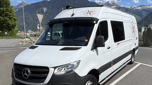 Spacious and luxurious bus camper for 2 people