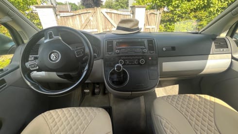 VW-Campingbus, Baujahr 2012, für 4 Personen