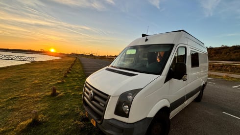 PatHFinder, the Off-Grid Volkswagen Crafter camper from Rotterdam