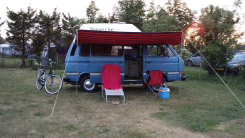 Mister Blue – Nice Nostalgic Campervan Volkwagen for rent