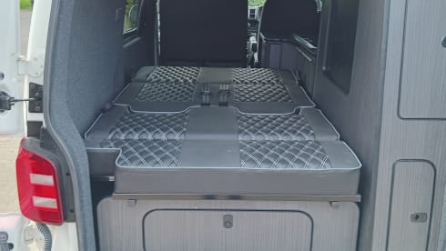 Wee Mags – Immaculate 4 berth 2017 VWT5 Camper