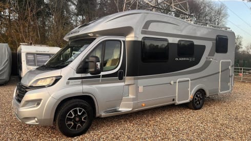 SilverBird – luxurious Adria Matrix 670SL - Located 10mins from Heathrow Airport
