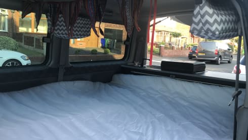 Um Bongo – Mazda Bongo Tintop rear conversion Manchester Sleeps 2