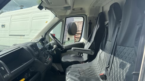 Homely camper 3 berth, 3 seatbelts, fixed bed  – 3 berth Citroën campervan from 2014