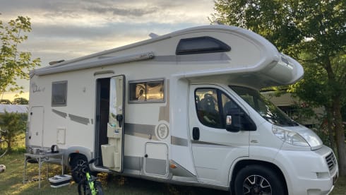Nice, spacious alcove family camper with lots of light!