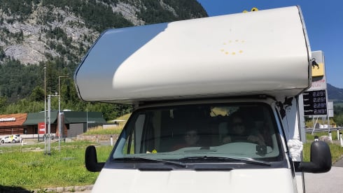 Atmospheric 5-person camper including bedding