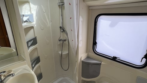 5 person comfort on wheels bunk bed, air conditioning and solar panel 