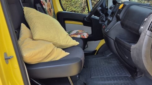 De Gele Rakker – Peugeot-Bus mit 2 Sitzen aus dem Jahr 2015