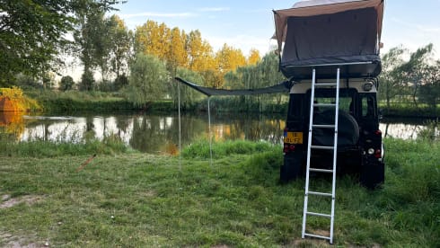The Mail Man – Avontuurlijke Land Rover Defender 90 met nieuwe daktent en luifel