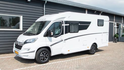 Luxe Sunlight V66 Adventure, semi-integrated camper
