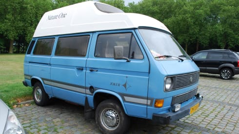 Mister Blue – Nice Nostalgic Campervan Volkwagen for rent