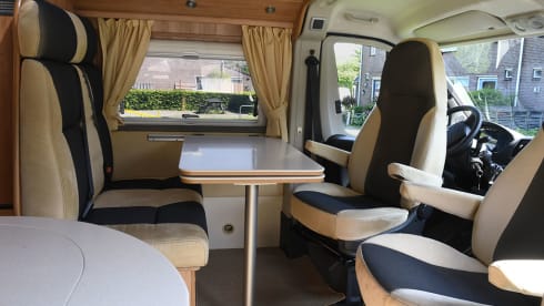 Vario Smurf – 4 fixed beds hotel on wheels