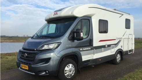 Modern Camper, automatic with air conditioning, TV and bicycle lift💪 fully equipped!