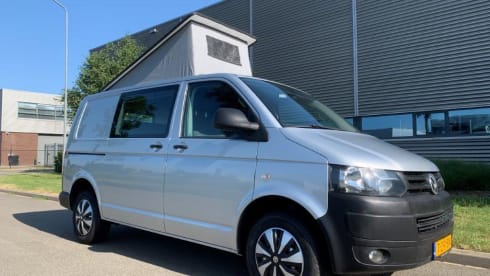 2p Volkswagen campervan uit 2015