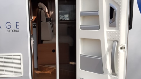 Mo – Fiat4p Dethleffs integrated from 2009 very luxurious and neat. Spacious motorhome.