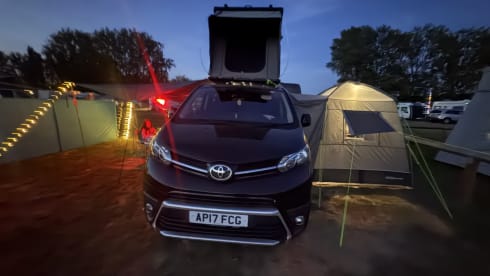Liquorice  – 2-persoons Toyota campervan uit 2017