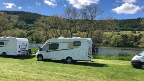 Young luxury 3p camper with automatic transmission Fiat Carado T337 semi-integrated 