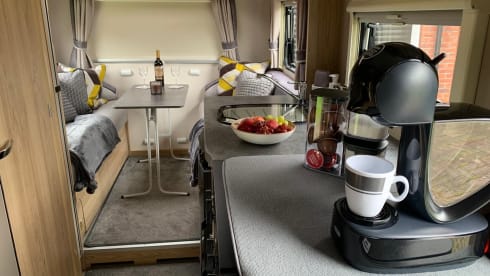 Eddie – Luxus-Wohnmobilvermietung, alles inklusive - 6 Schlafplätze, 6 Sicherheitsgurte!