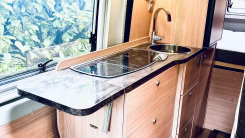 Comfortabel op avontuur als gezin van 4 of met z’n tweeën – 4P bus camper Fiat Ducato - Knaus Boxstar (transverse bed 2P + lifting bed 2P)