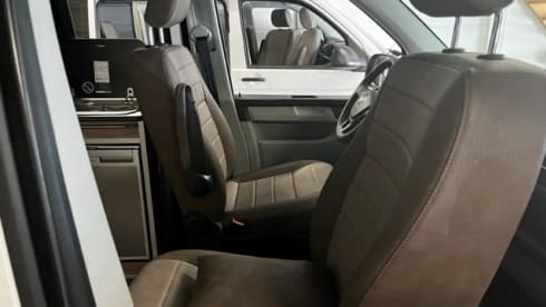 4p Volkswagen campervan uit 2017