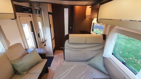 New Benimar Cocoon 463 10/2022 with silent roof air conditioning